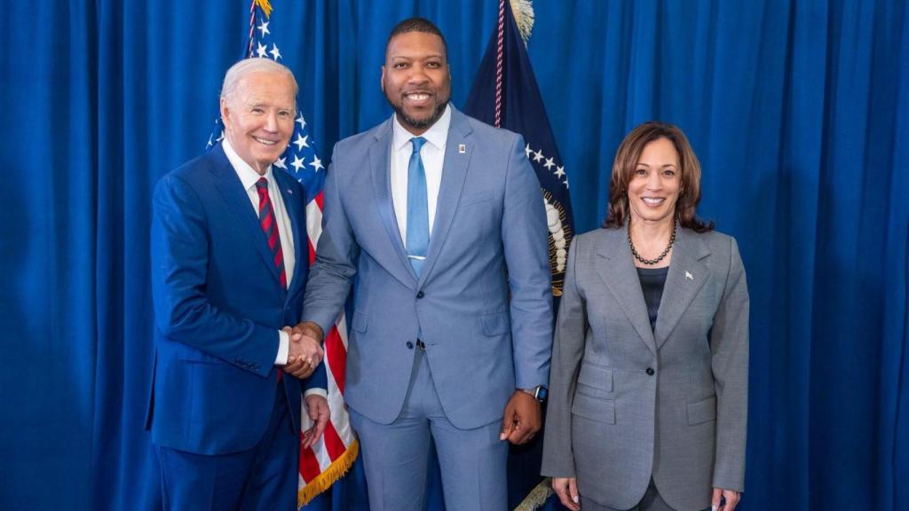 Leonardo Williams, junto a Joe Biden y Kamala Harris.