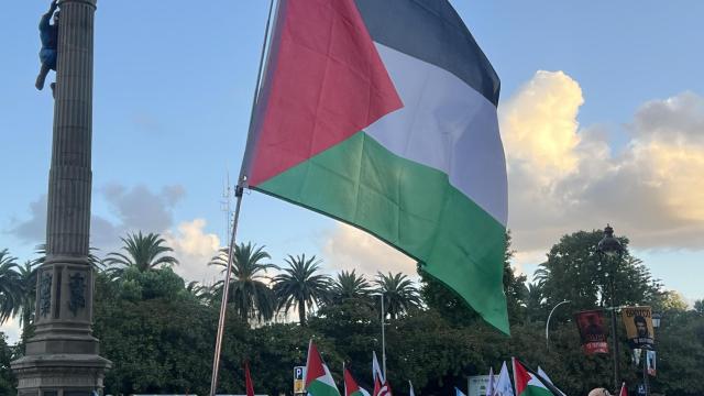 Imagen de las banderas ondeando en el Obelisco en favor de Palestina.