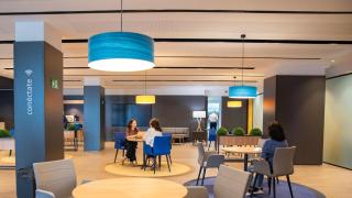 Imagen de una oficina de Caixa Bank.