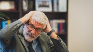 El filósofo, pedagogo y maestro Gregorio Luri, gesticulando durante una entrevista con EL ESPAÑOL.