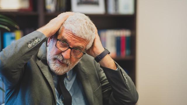 El filósofo, pedagogo y maestro Gregorio Luri, gesticulando durante una entrevista con EL ESPAÑOL.