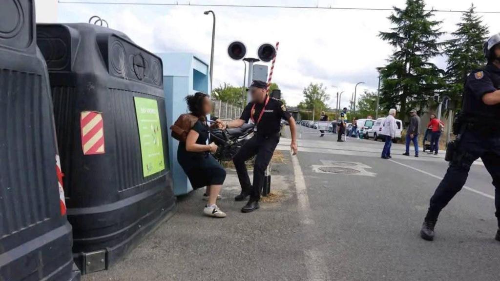 Minutos antes de la detención de la responsable comarcal de BNG Sur, Rosana Prieto, participante de las protestas propalestinas de La Vuelta, en Monforte de Lemos, a 7 de septiembre de 2025.