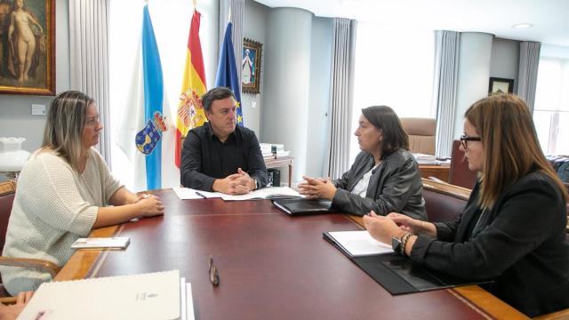 El presidente de la Diputación de A Coruña, Valentín González Formoso, se reúne con representantes de la la Asociación Nacional de Mujeres de Pesca