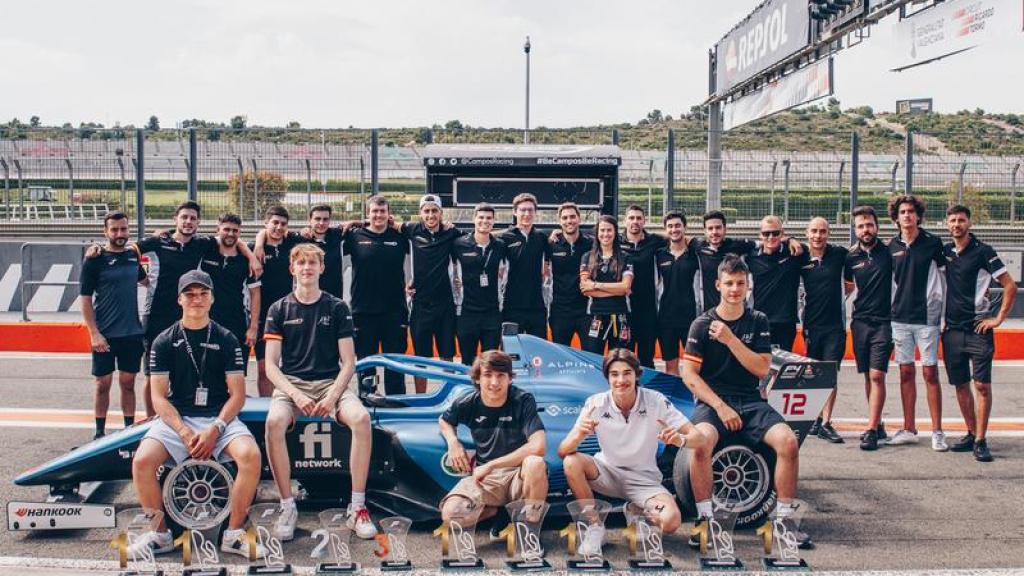 El equipo de Campos Racing posa con trofeos.