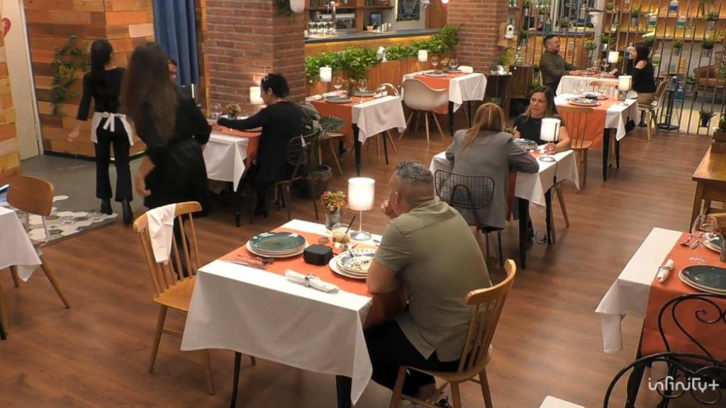 Judith se levanta de la mesa, en 'First Dates'