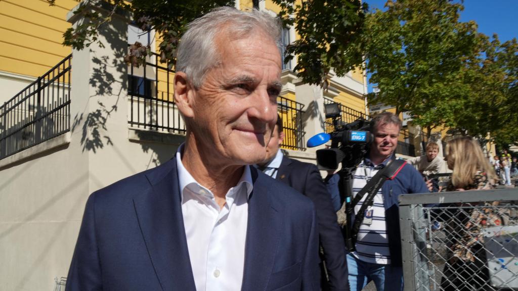 El primer miniareo norueo Jonas Gahr Støre sale del centro de votación este lunes en Oslo.