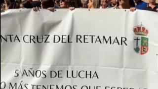 Vecinos de Santa Cruz de Retamar manifestándose frente al Palacio de Fuensalida de Toledo.