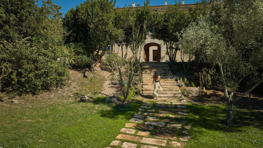 La escalinata que une el jardín con la casa principal en Es Figueral Nou.