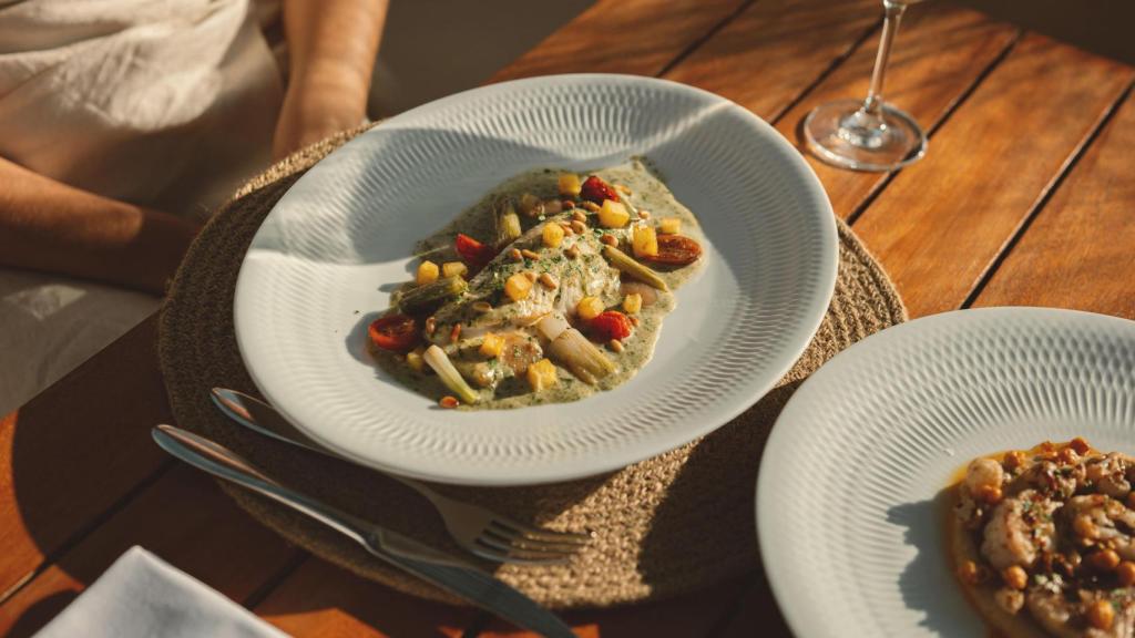 Lenguado a la mallorquina con beurre blanc de espinacas y tomates confitados.