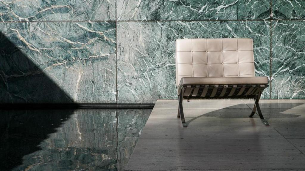 Imagen de la silla Barcelona en el Pabellón Ludwig Mies van der Rohe en la capital catalana.