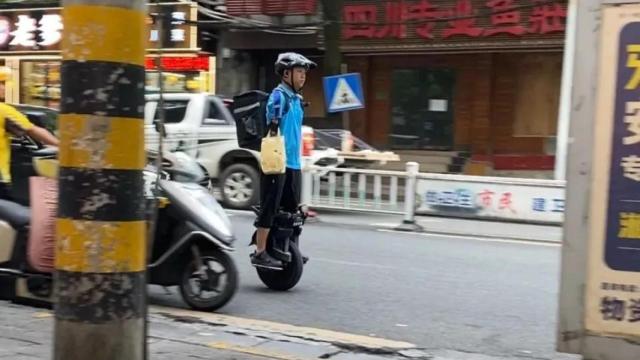 Li Xiangyang repartiendo comida a domicilio.