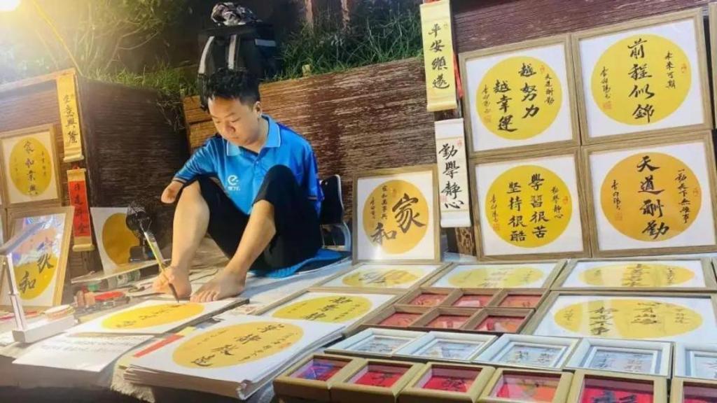 Al caer la noche, Li Xiangyang deja atrás su jornada como repartidor y comienza a instalar su puesto de caligrafía.