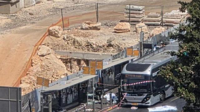Dos terroristas entraron en un autobús en Jerusalén con armas automáticas.