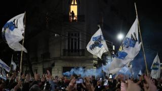 Cientos de seguidores celebran frente a la casa de Cristina Fernández la victoria peronista en Buenos Aires. Foto: Efe