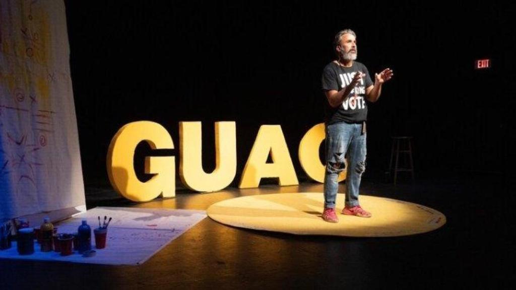 Manuel Oliver sobre el escenario.