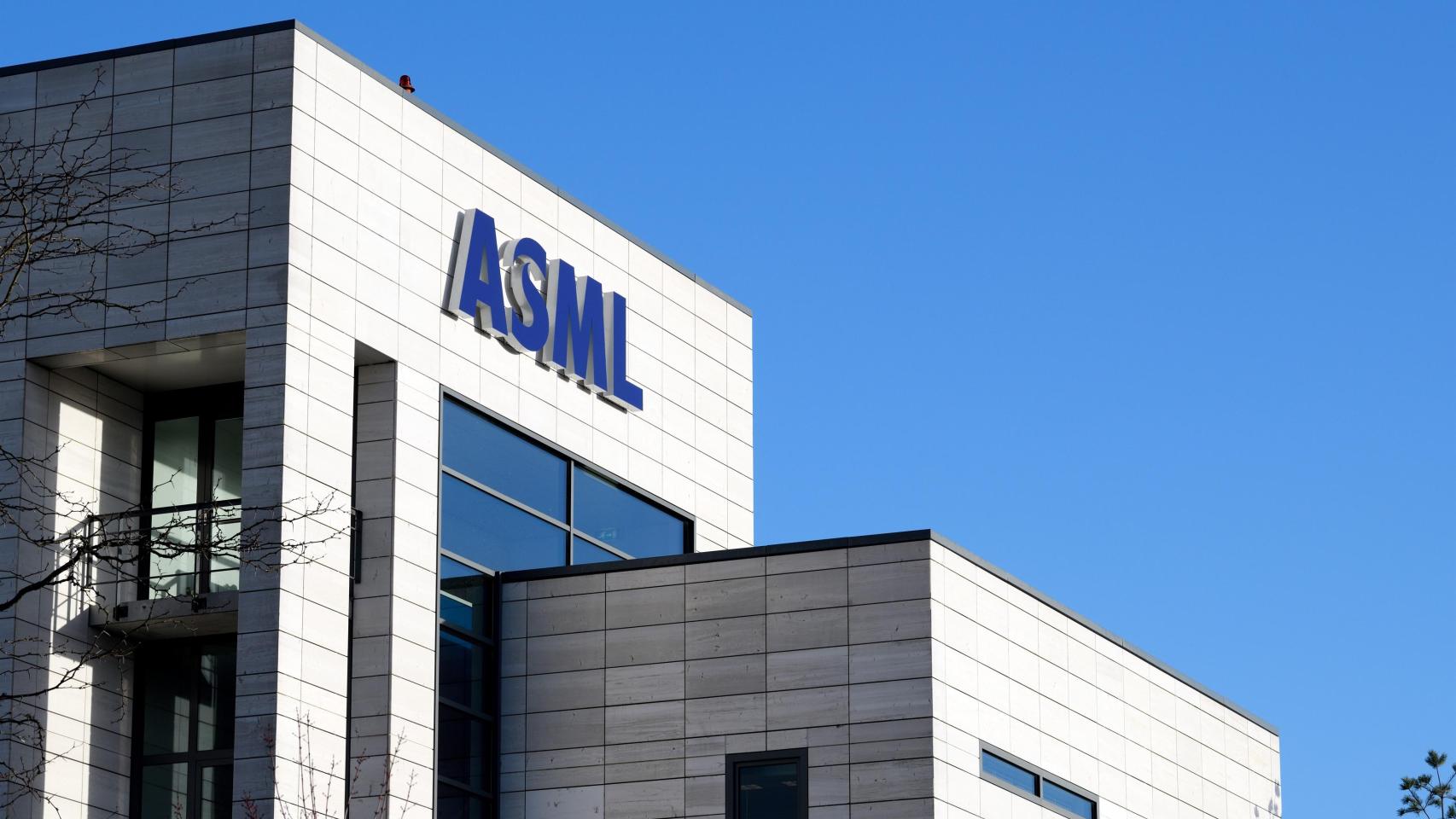 Logo de ASML en las oficinas de la empresa