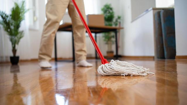 Una persona fregando.