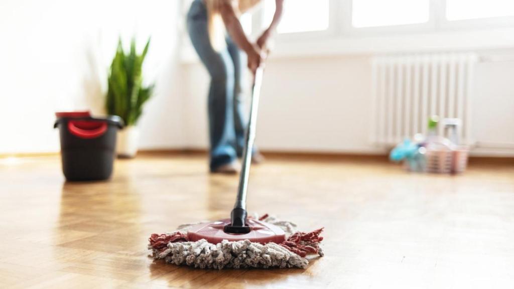 Una persona limpiando.