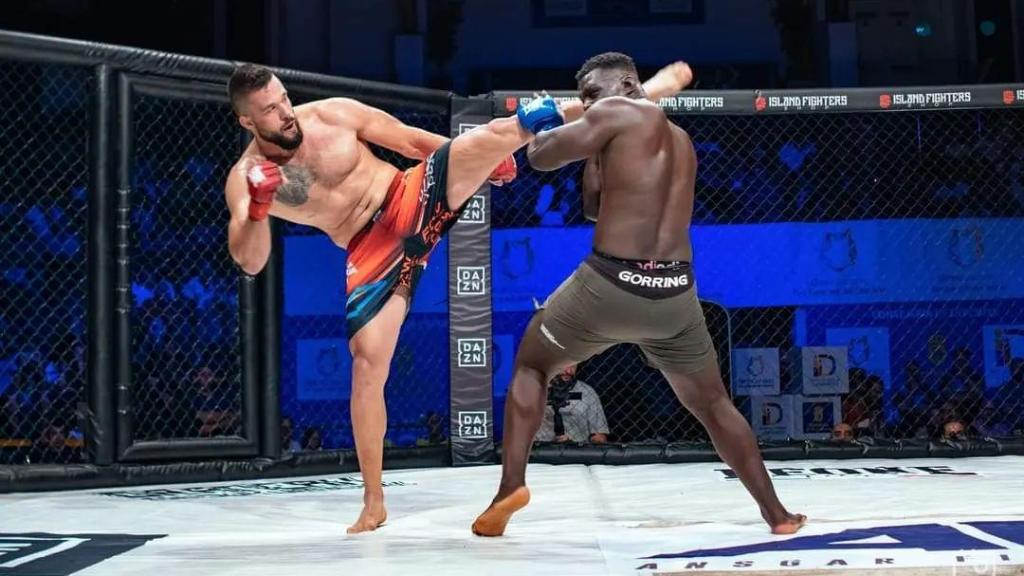 Darwin Rodríguez, a la izquierda, durante un combate de MMA