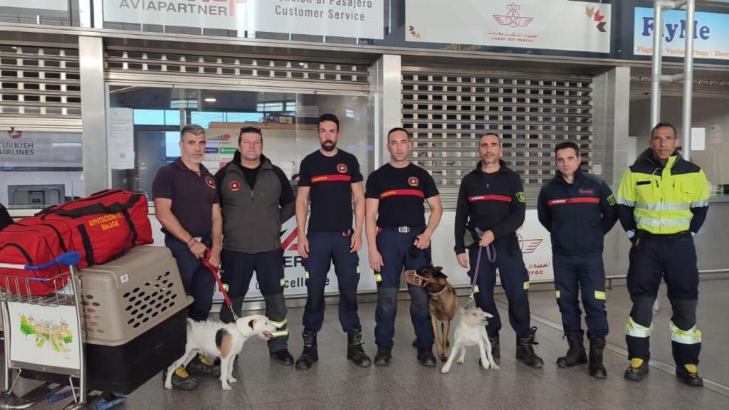 Una imagen de los héroes con sus perros.