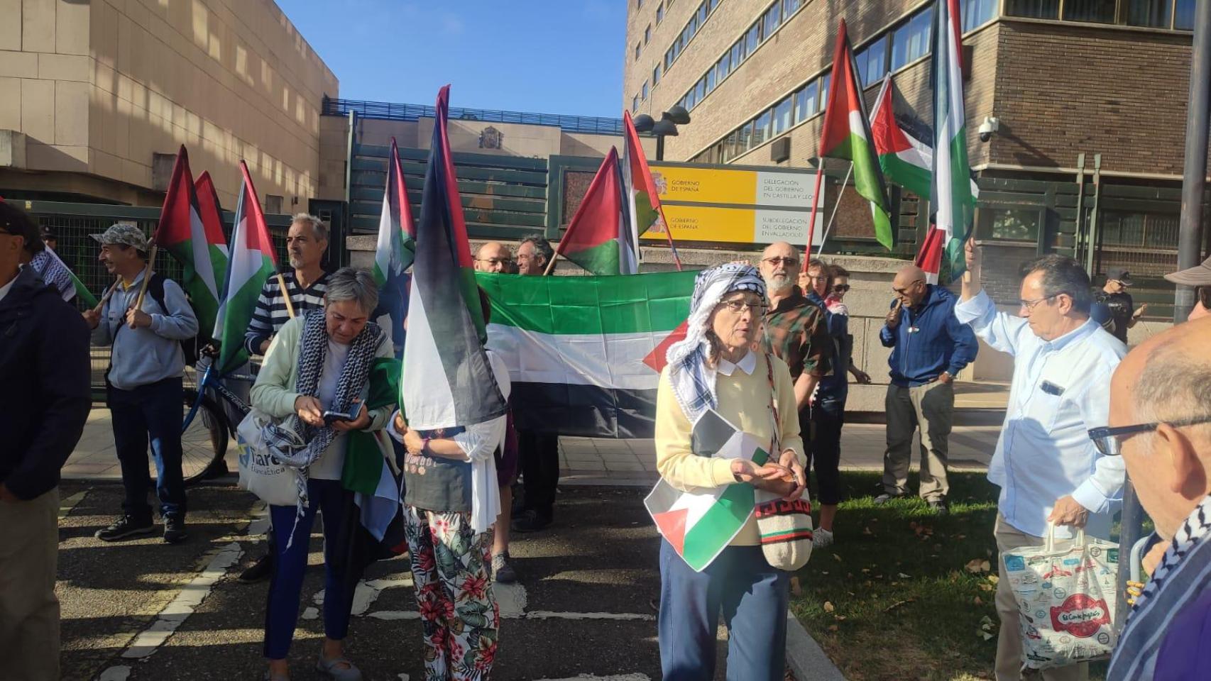 Concentración por un embargo total de armas a Israel ante la sede de la Delegación del Gobierno en Castilla y León, en Valladolid