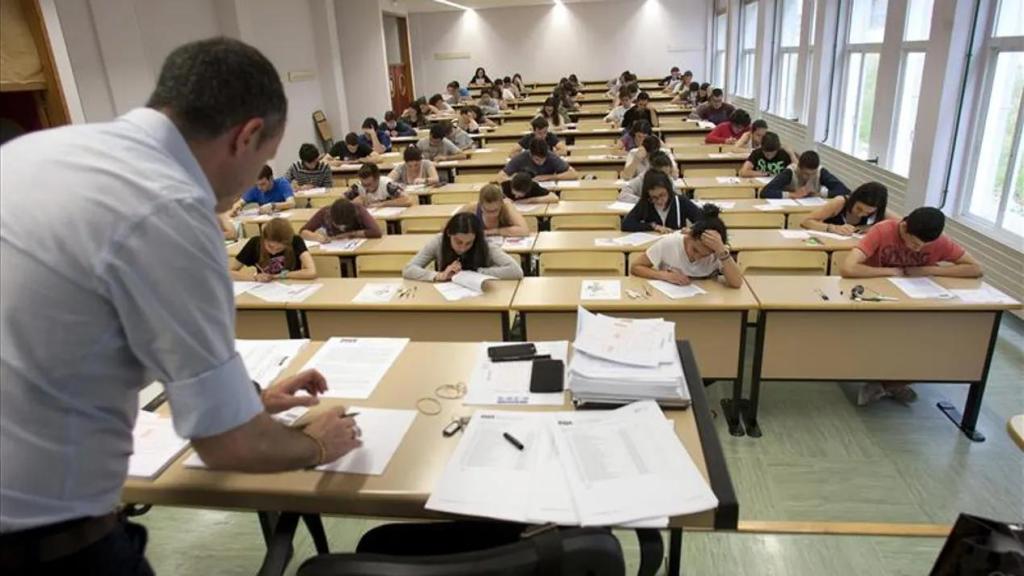 Un grupo de alumnos haciendo un examen.