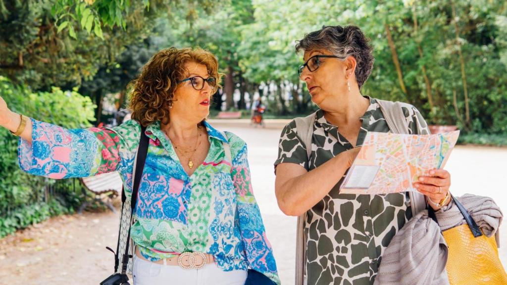 Dos amigas jubiladas disfrutando de un viaje del Imserso