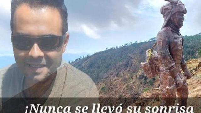 Un montaje con imágenes de Carlos y la estatua que le hicieron.