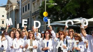 Médicos de Madrid, frente al Congreso de los diputados durante la concentración convocada por Amyts.
