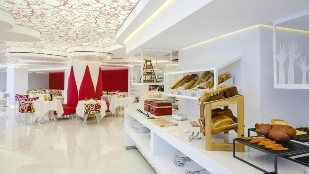 Desayuno buffet con variedad de platos.