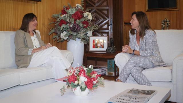 La portavoz socialista, Lola Ranera, en su reunión con la alcaldesa Natalia Chueca.