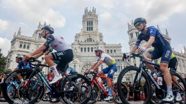 El pelotón de ciclistas durante la 21 etapa de la Vuelta ciclista a España 2023 en el Hipódromo de la Zarzuela, a 17 de septiembre de 2023, en Madrid.