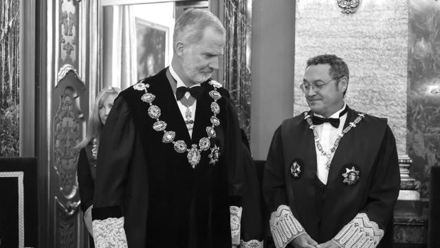 El rey Felipe VI junto al fiscal general del Estado, Álvaro García Ortiz.