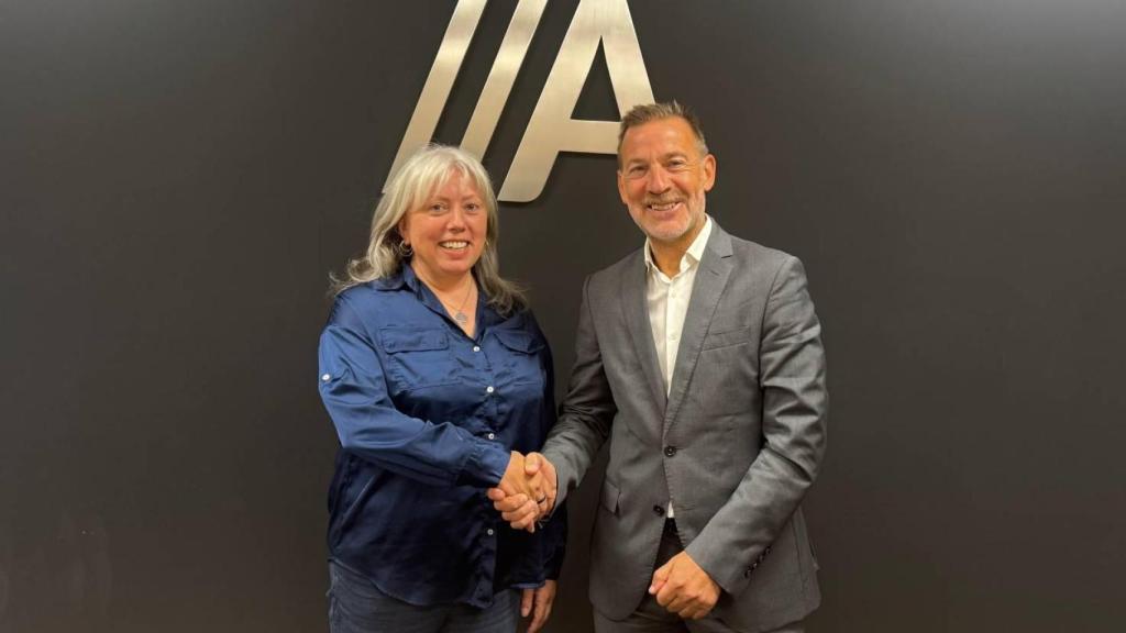 María Jesús González, presidenta da Federación Galega de Redeiras Artesás ‘O Peirao’, e Javier Fraga, director de ABANCA Mar.