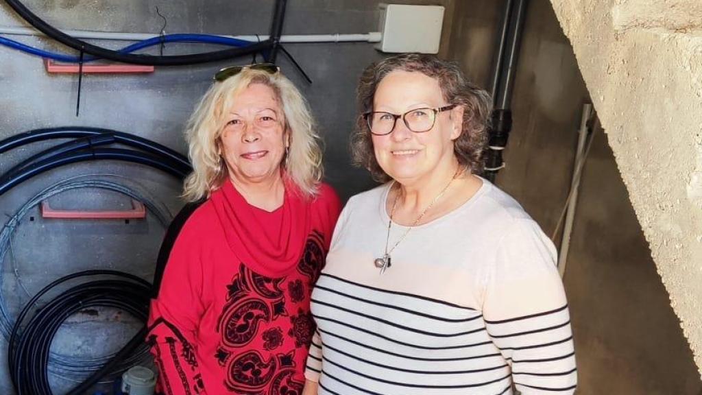 Rosabel Piñeiro y Olga Aranda, durante una visita a los contadores de agua de Anceu.