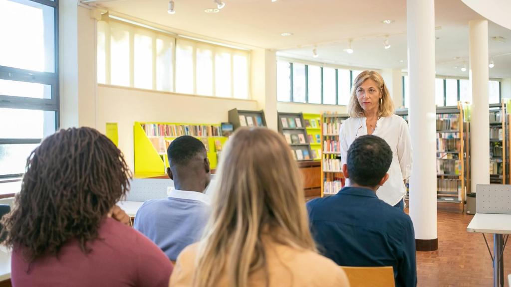 Un taller literario. Foto: Kampus Production / Pexels