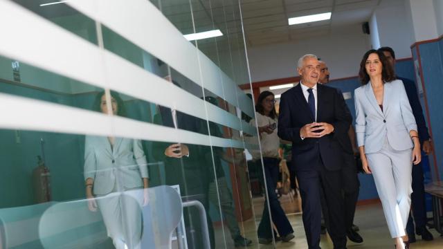 La presidenta de la Comunidad de Madrid visita el centro integrado de Formación Profesional Simone Ortega.