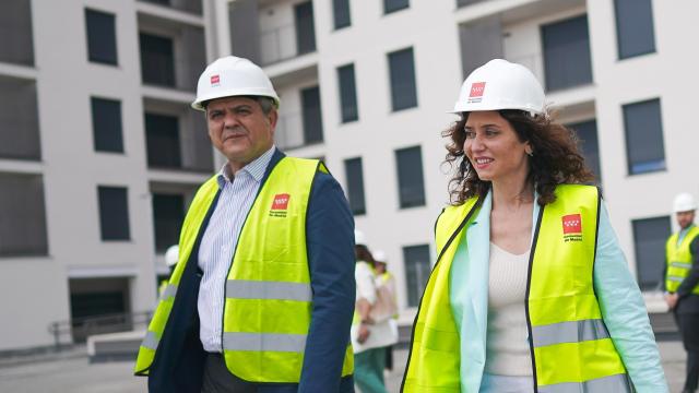 La presidenta de la Comunidad de Madrid, Isabel Díaz Ayuso, en su visita a los pisos de alquiler asequible de la nueva promoción del Plan Vive en Torrejón de Ardoz