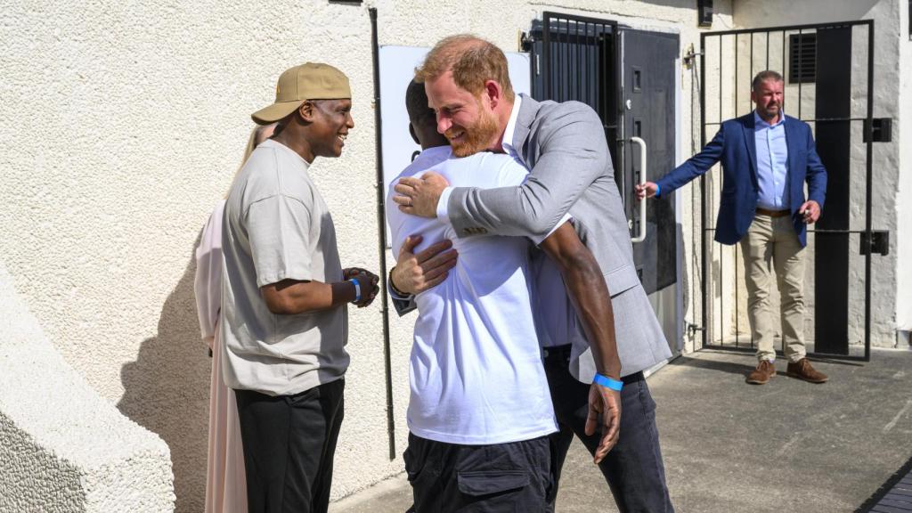 Harry, saludando a algunas personas que coreaban su nombre en Nottingham.