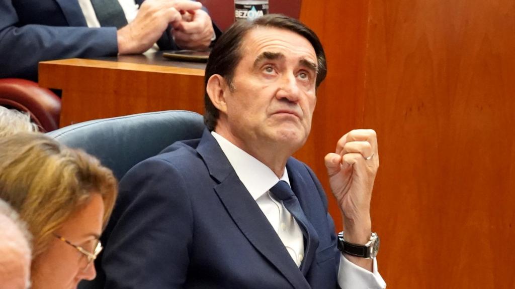 El consejero de Medio Ambiente, Vivienda y Ordenación del Territorio, Juan Carlos Suárez-Quiñones, durante el pleno de las Cortes de este martes