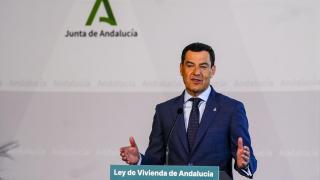 Juanma Moreno, este martes en la presentación de la nueva Ley de Vivienda en Sevilla.