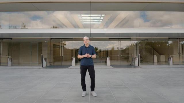 Tim Cook en la presentación de los iPhone 17.