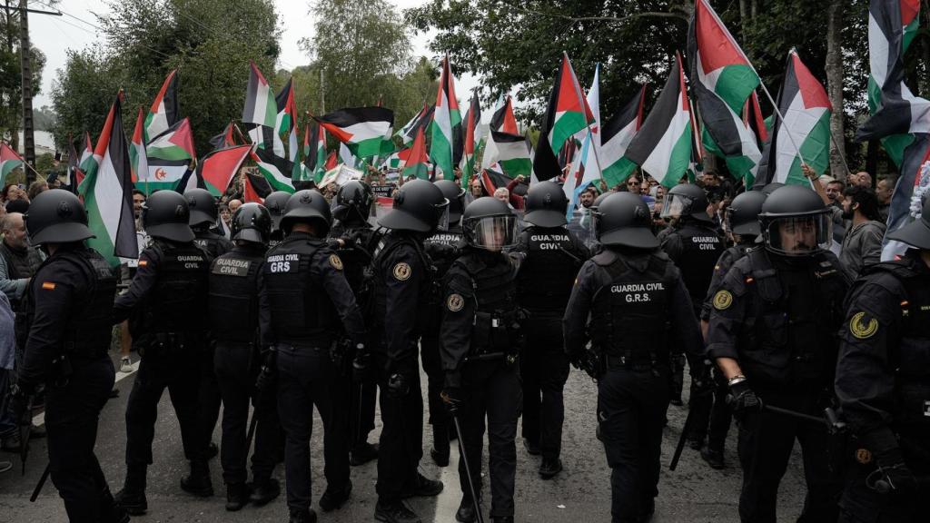 Decenas de personas durante una concentración contra la participación de Israel en La Vuelta en el Alto de San Cosme en Mos.