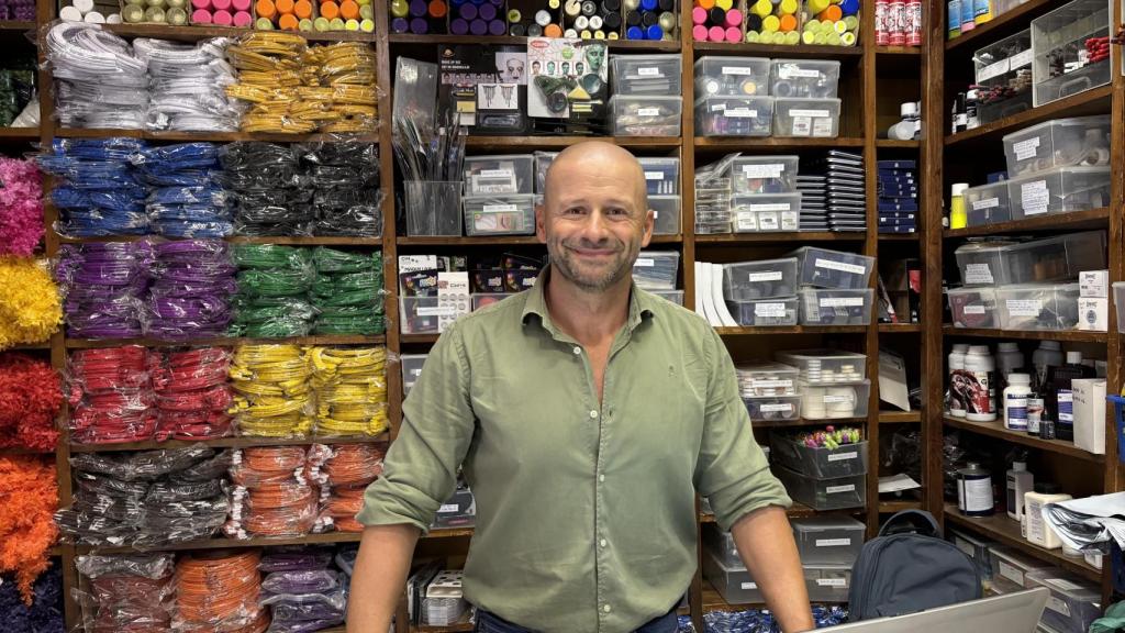 Juan, de la tienda de disfraces Carrasquilla, una de las más antiguas de Málaga