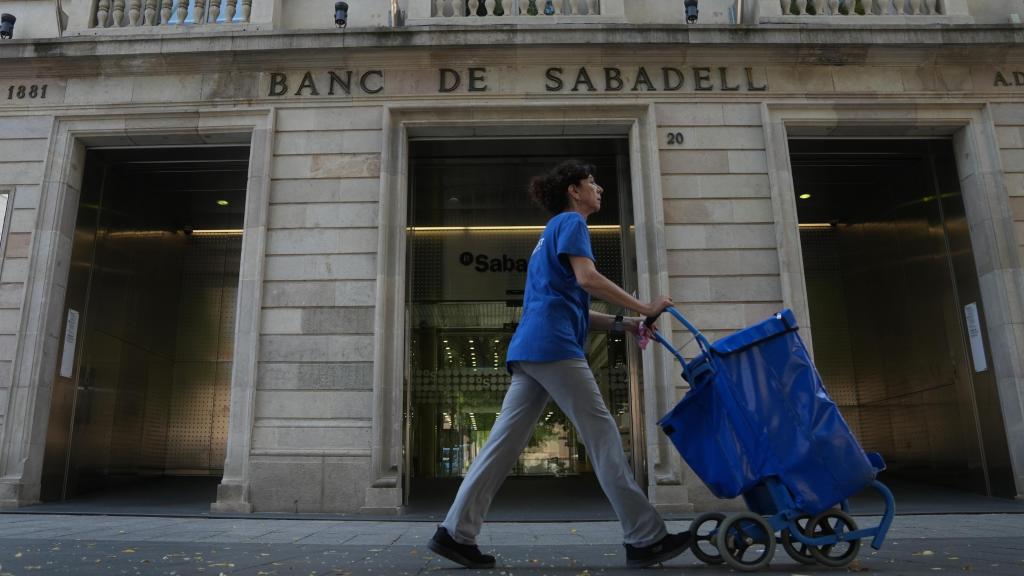 Fachada de la sede histórica del Banco Sabadell.