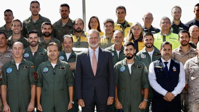 Francho Aso, a la derecha de la imagen, con el traje antiincendios verde del Gobierno de Aragón