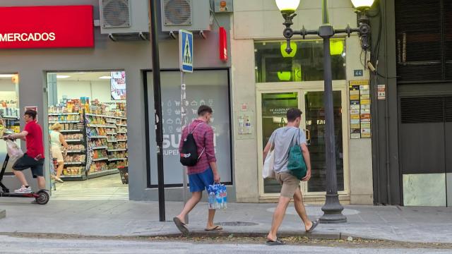 Dos turistas pasean con compras por la Rambla de Alicante este septiembre.