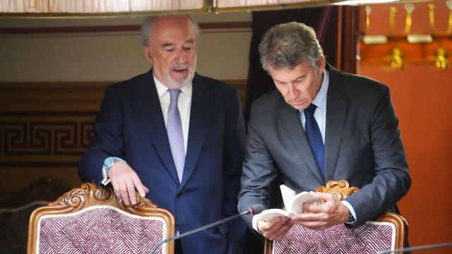Alberto Núñez Feijóo, junto al director de la RAE, Santiago Muñoz Machado, en su visita a la Academia para  pedirle colaboración en el currículo de Lengua y Literatura Española.