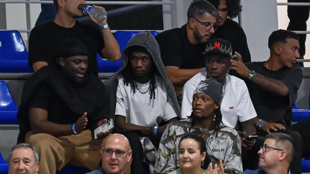 Vinicius y Camavinga en la grada del Virgen de la Cabeza de Valdepeñas. Foto: Palma Futsal.