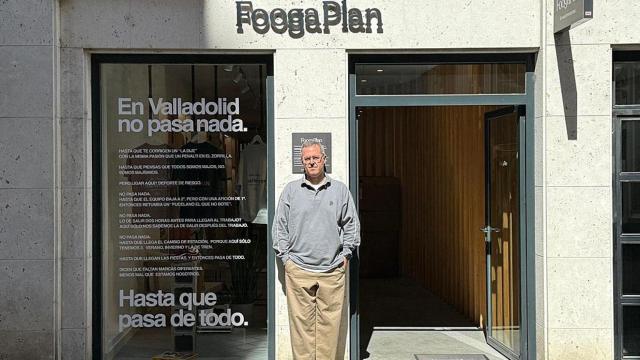 Manuel en su céntrico negocio de Valladolid y el mensaje en el cristal.